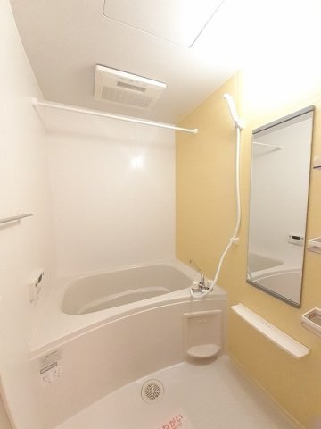 バス・シャワールーム　コンパクトで使いやすいお風呂です