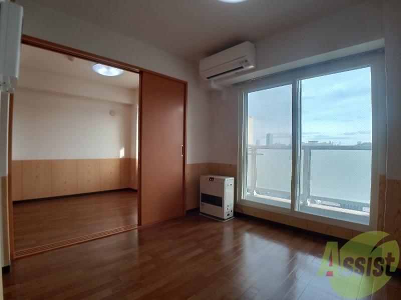 居室・リビング　リビングです。窓が大きくて明るいですね！