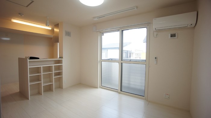 居室・リビング　白を基調とした明るい雰囲気の9.7帖LDKです。エアコン、室