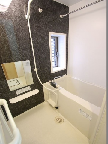 バス・シャワールーム　追焚・浴室乾燥機付のＵＢ　窓があり換気良好