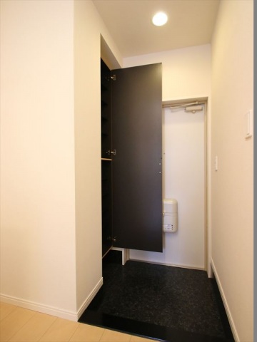 玄関　玄関　大型シューズボックス完備