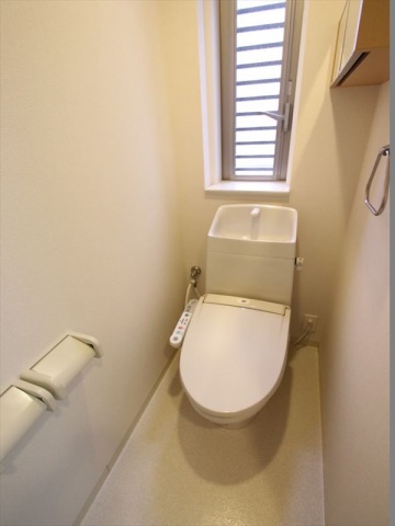 トイレ　ウォシュレット付のトイレ　窓があり換気良好