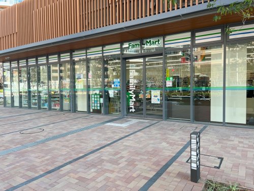 コンビニ　ファミリーマート HARUMI FLAG店（コンビニ）まで380m