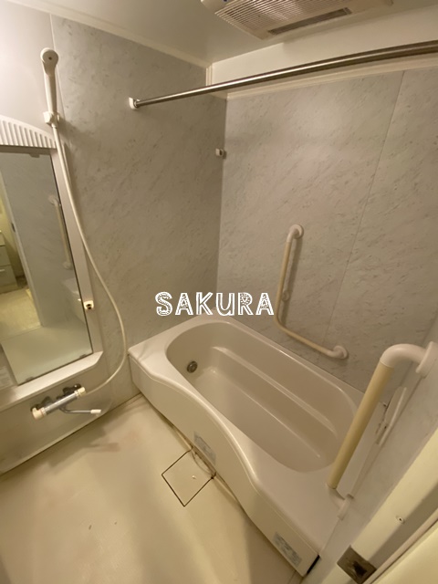 バス・シャワールーム　嬉しい追い焚き・浴室乾燥機付きです♪