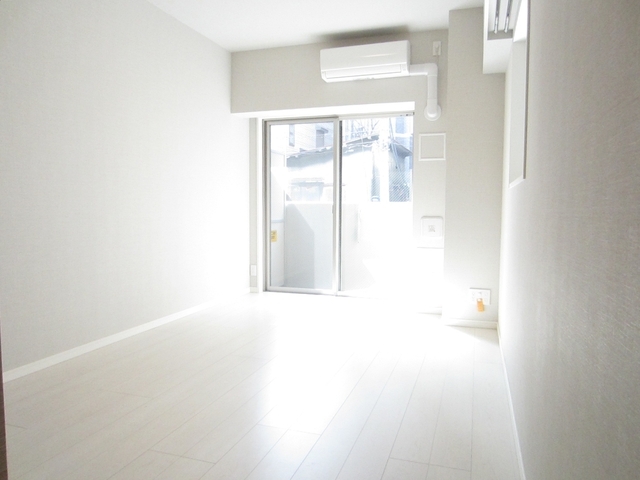 居室・リビング　角部屋2面採光で明るい室内です