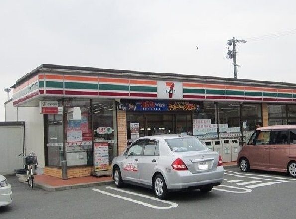 コンビニ　セブンイレブン（コンビニ）まで300m