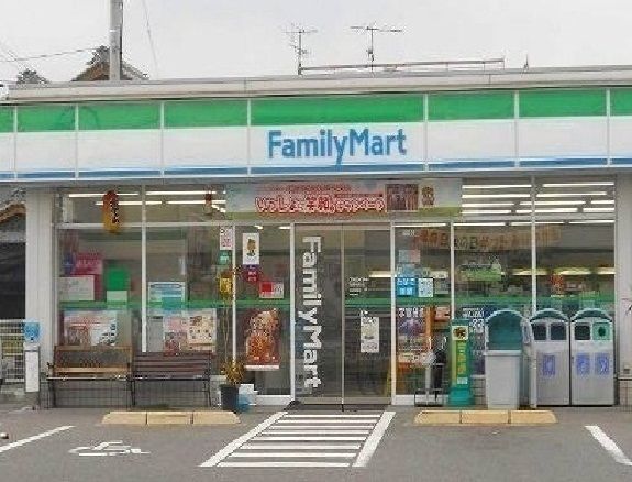 コンビニ　ファミリーマート（コンビニ）まで400m