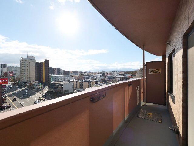 バルコニー　夏は天日干しも可能です