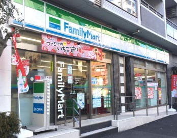 コンビニ　ファミリーマート 市谷柳町店（コンビニ）まで153m