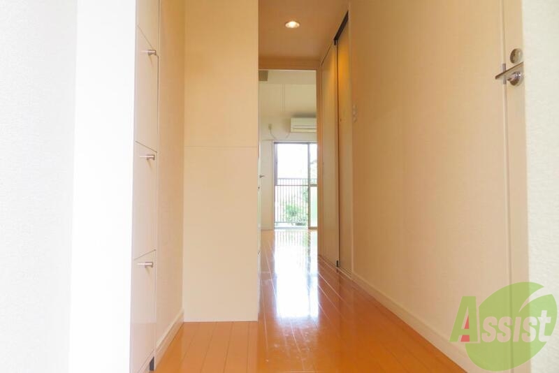 玄関　玄関から見たらこんな感じですー。光が入ってきてオシャレな感じ