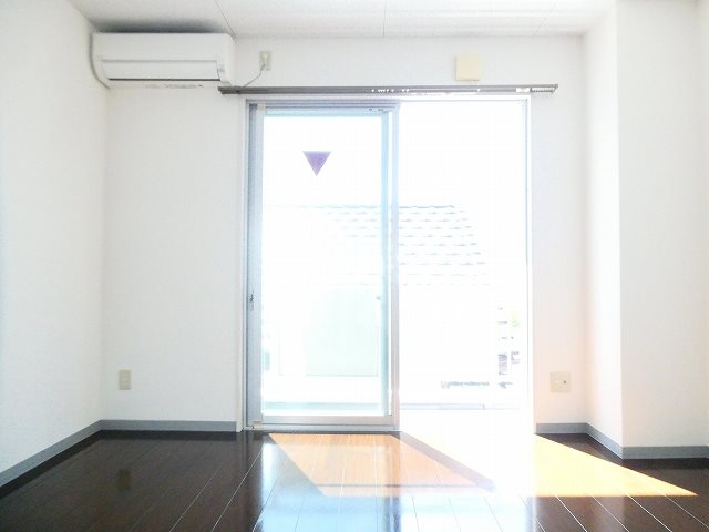 居室・リビング　写真は305号室です（参考）