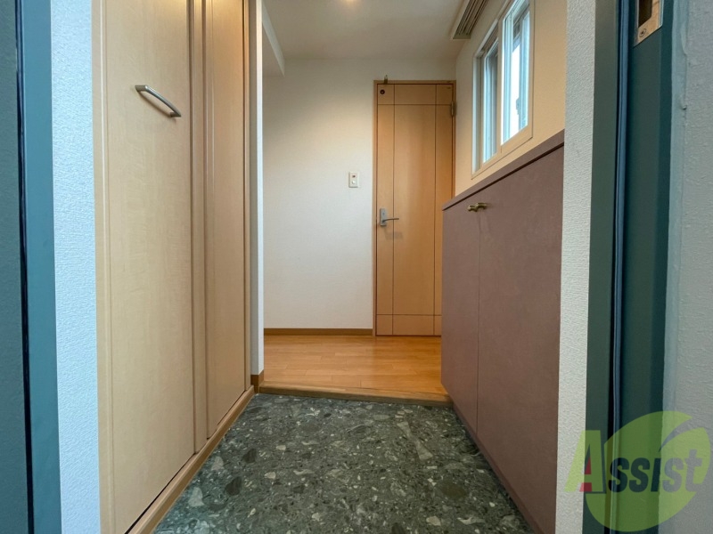 玄関　玄関です。ご覧の通り広々としていますね。