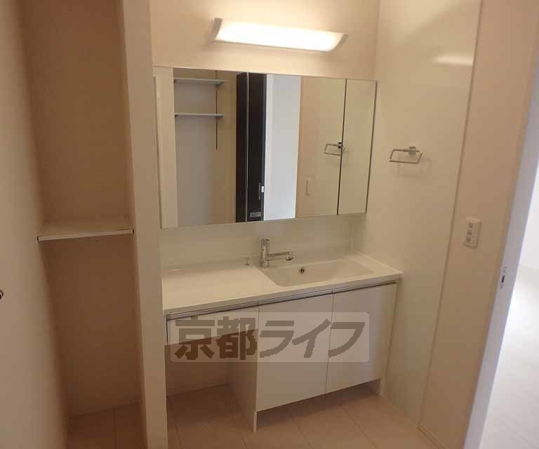 洗面設備　オシャレな洗面台です。