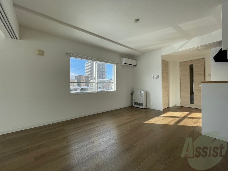 居室・リビング　フローリングや壁の色がお洒落な印象のリビングです。