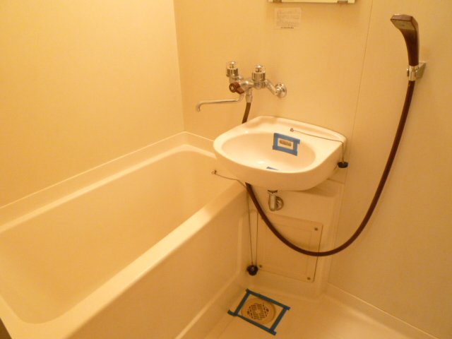 バス・シャワールーム　コンパクトで使いやすいお風呂です