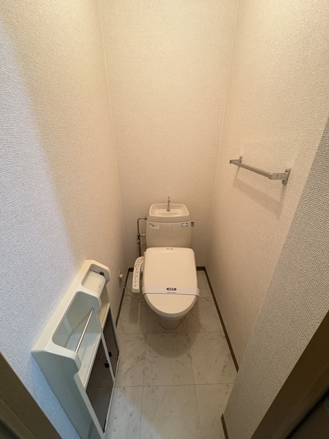 トイレ　別号室参考写真となります