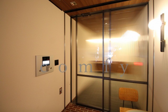 エントランス　オートロック付きエントランス