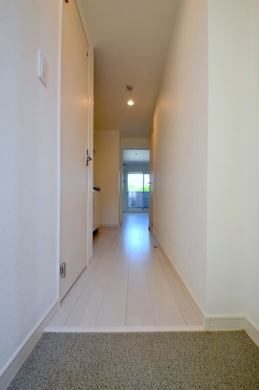 玄関　清潔感のある、明るい玄関。