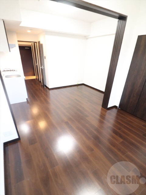 居室・リビング　落ち着いたフロアカラーのお部屋