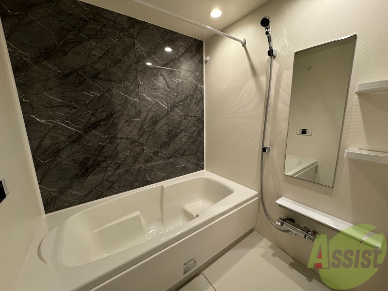 バス・シャワールーム　浴室は広めなのでゆったり落ち着けそうですね。