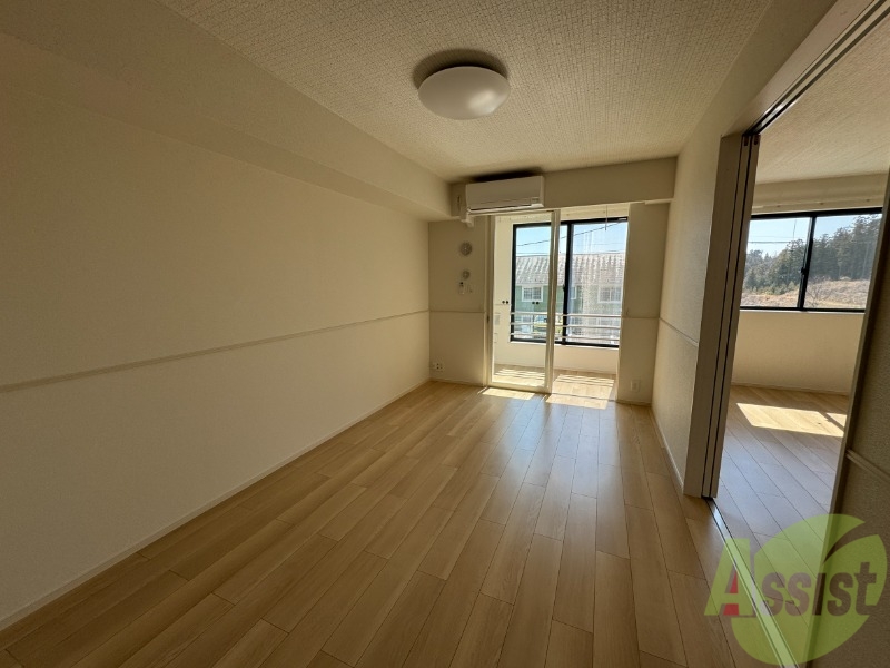 居室・リビング　きれいなＬＤＫが広がっていて居心地が良さそうですね。