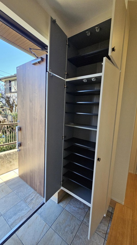 玄関　収納豊富なシューズボックスです♪