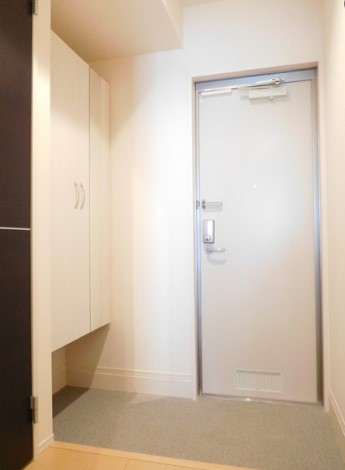 玄関　収納もある玄関です