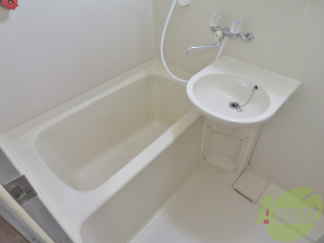 バス・シャワールーム　バスタブはゆったりとした感じでちゃんと疲れを癒せますね