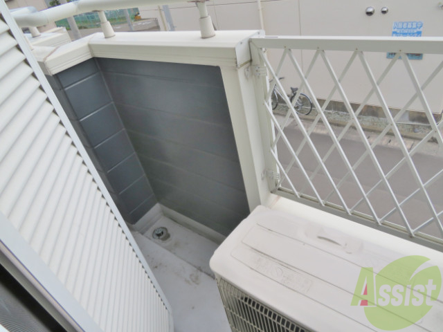 バルコニー　バルコニーは広くはありませんがお洗濯は干せますね