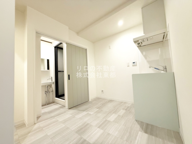 居室・リビング　ダイニングテーブルを置いたり自由にレイアウトできます☆