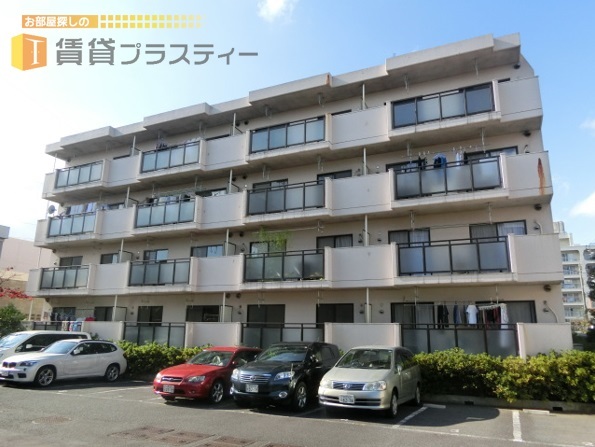 建物外観　前面駐車場の閑静な住宅街に立地したマンションです。