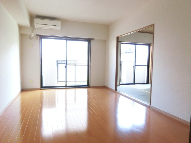 居室・リビング　日が差込む暖かいリビングで家族団欒。