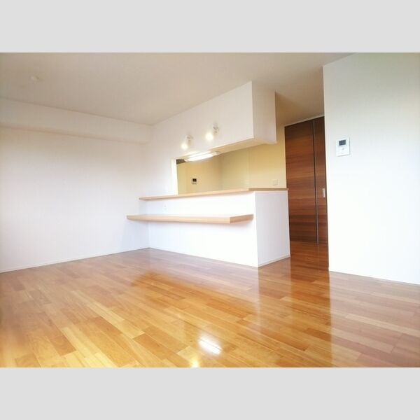 居室・リビング　南東向き16帖の広いリビングです♪