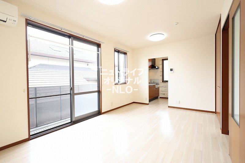 居室・リビング　キッチンが奥に独立しているので居室を汚さず使えます☆