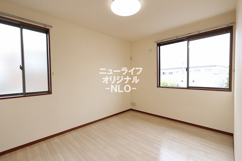 その他部屋・スペース　洋室5.9帖は2面採光の明るいお部屋です☆