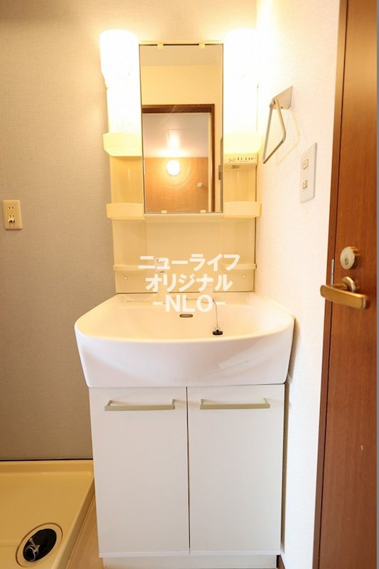 洗面設備　シャワー付き洗面台で忙しい朝でも楽に身支度が出来ます☆