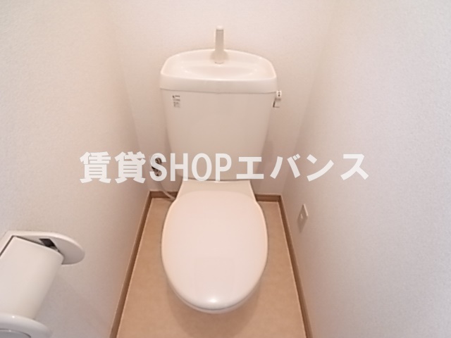 トイレ　落ち着いた色調のトイレです