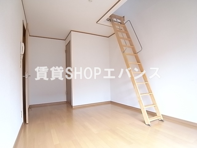 その他部屋・スペース　落ち着いた色調の寝室です