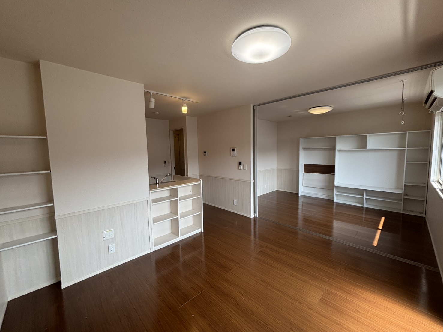 居室・リビング　反転タイプのお部屋です