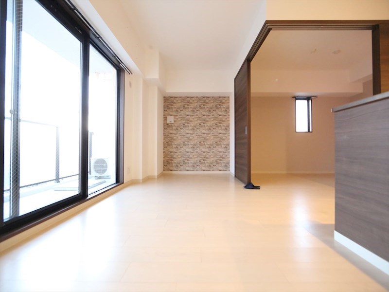 居室・リビング　ＬＤＫ12.7帖　洋室5.4帖　つなげても仕切っても使えます