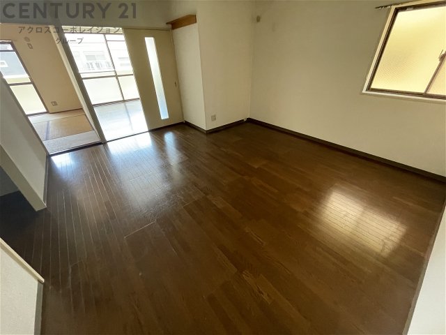 居室・リビング　床色が落ち着いた色合いで綺麗です♪