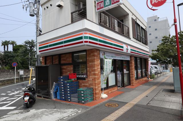コンビニ　セブンイレブン（コンビニ）まで640m