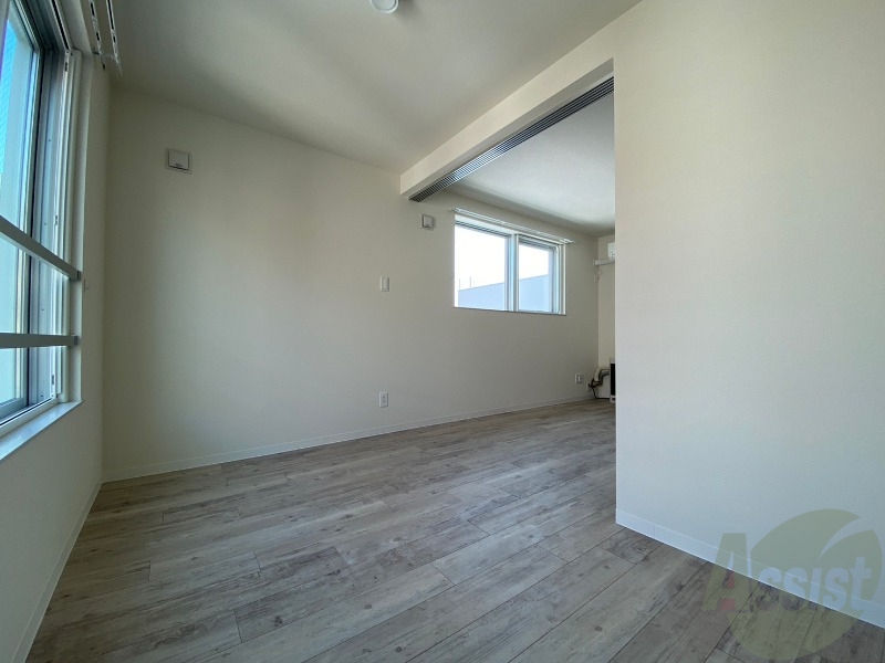 その他部屋・スペース　寝室はこちらです。光が差し込む、温かみのあるお部屋です。