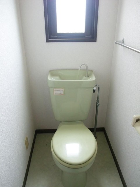 トイレ　【トイレ】窓有り