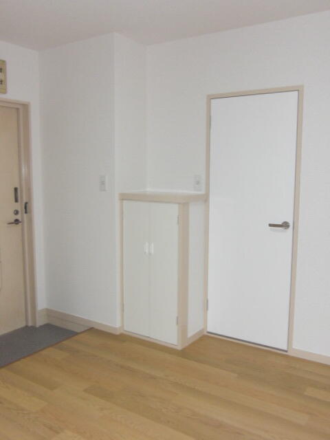 玄関　下駄箱の周りを塗装しました。