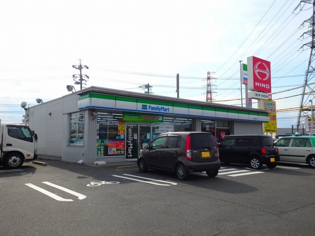 コンビニ　ファミリーマート（コンビニ）まで550m