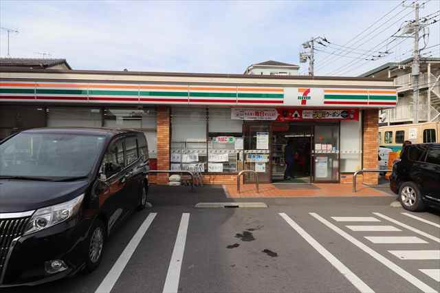 コンビニ　セブンイレブン（コンビニ）まで277m