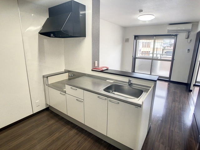 キッチン　掲載写真は同型モデルを掲載しており実際のお部屋と仕様等が異な