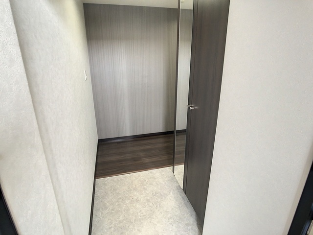玄関　掲載写真は同型モデルを掲載しており実際のお部屋と仕様等が異な