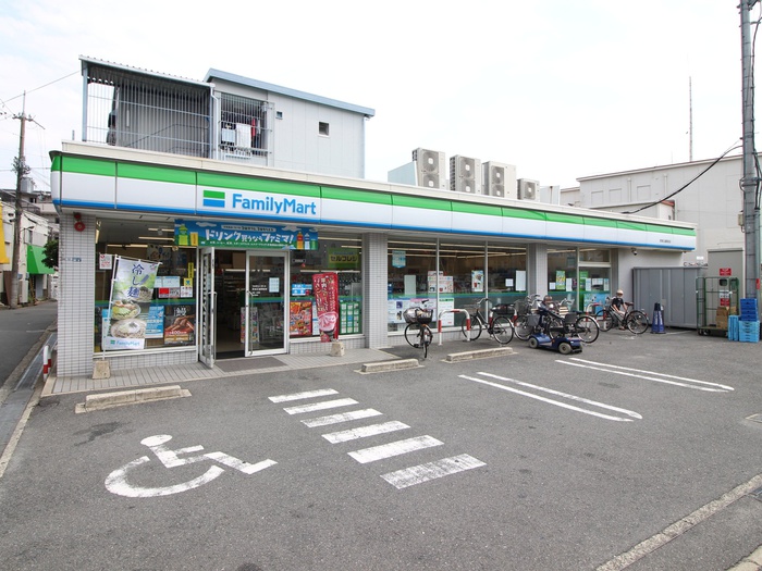 コンビニ　ファミリーマート（コンビニ）まで296m